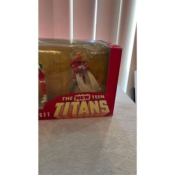 NEW DC Direct Seven - Piece PVC Set the New Teen TITANS - Picture 6 of 12